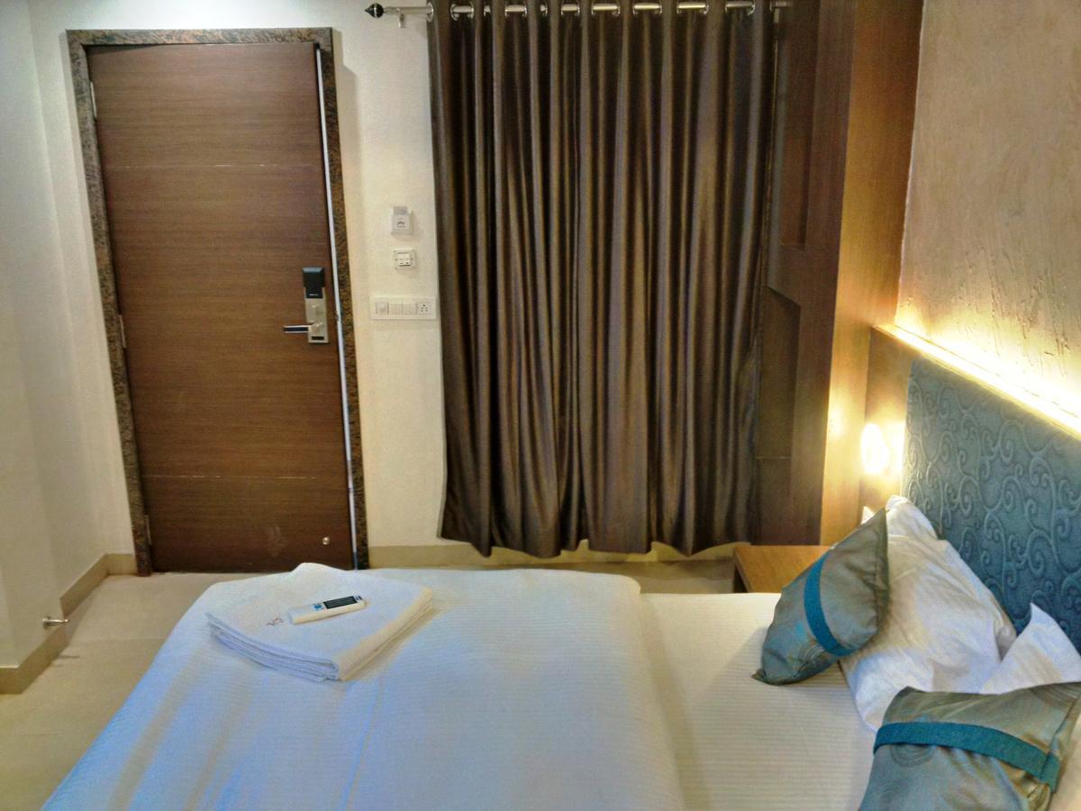 Hotel Chandragupta Ujjain Buitenkant foto