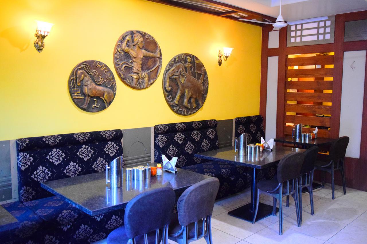 Hotel Chandragupta Ujjain Buitenkant foto