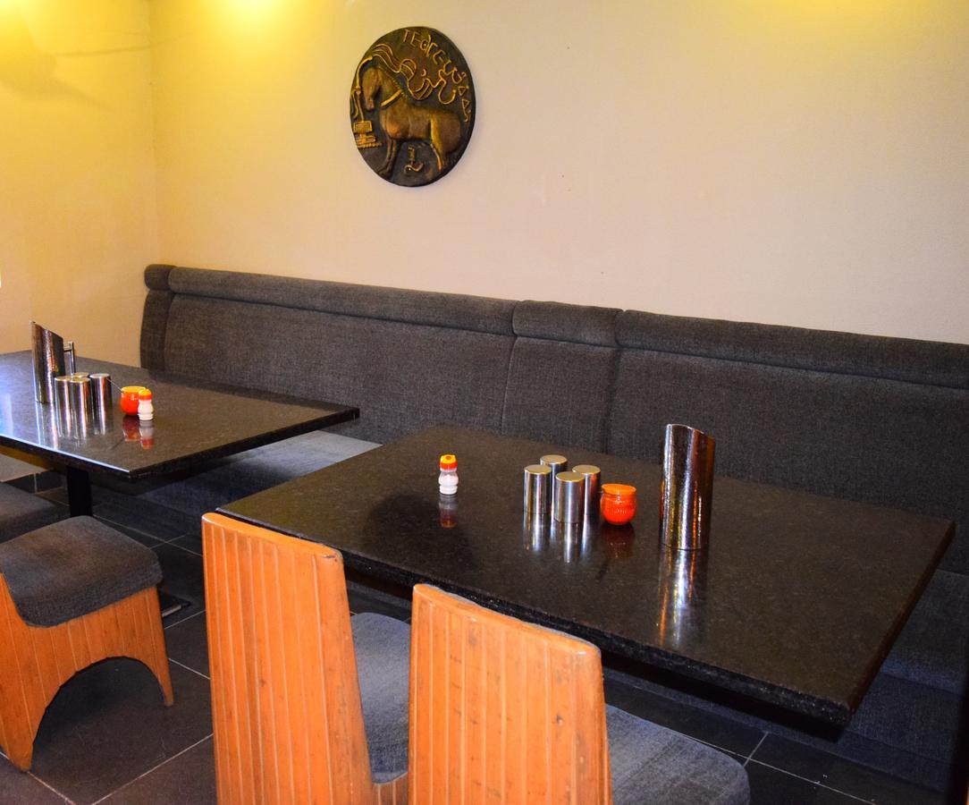 Hotel Chandragupta Ujjain Buitenkant foto