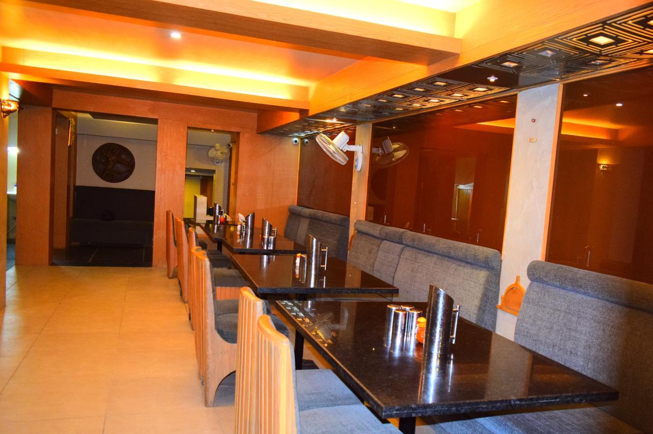 Hotel Chandragupta Ujjain Buitenkant foto