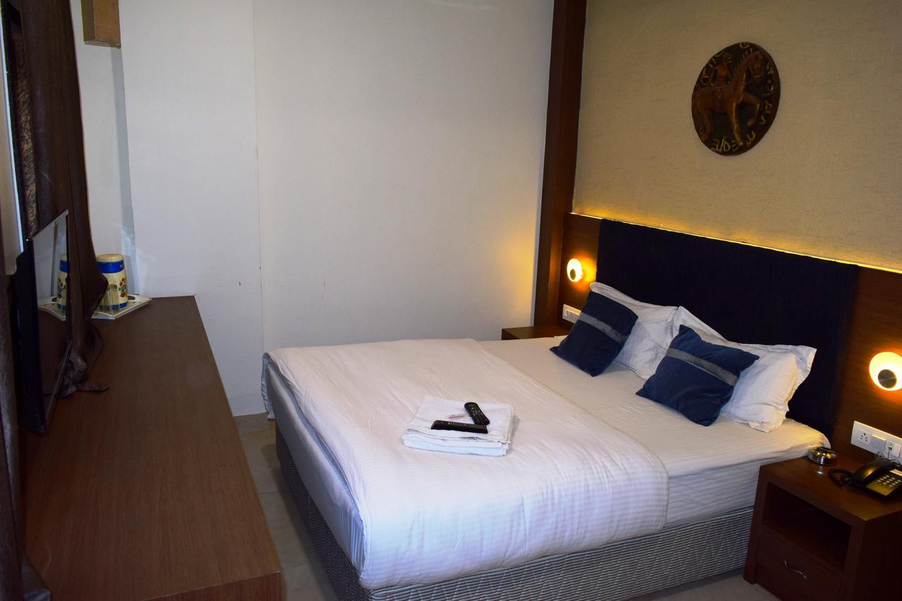 Hotel Chandragupta Ujjain Buitenkant foto